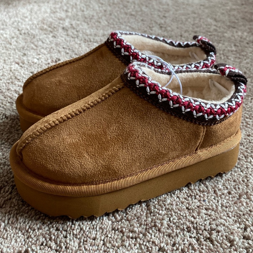 NWT Kids Slip On Slipper/Moccasin Shoe.